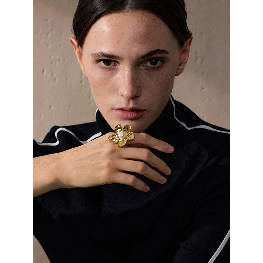 Anillo de flor con perla de imitación · Fiore