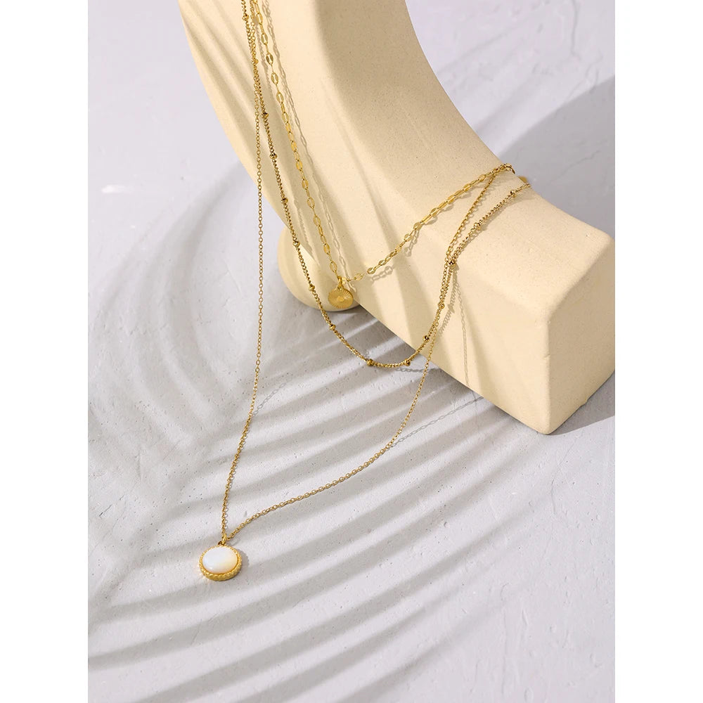 Collar dorado de tres capas con colgantes · Luna