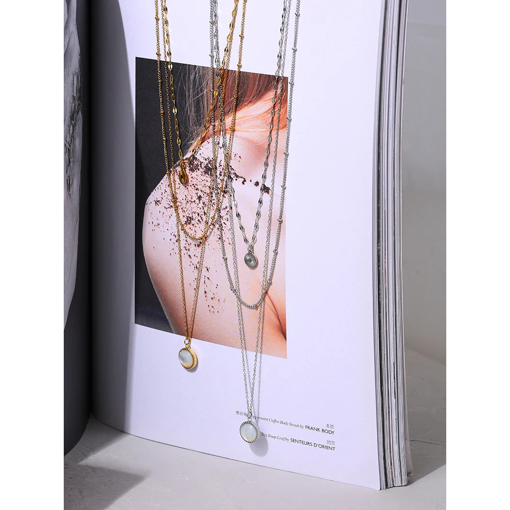 Collar dorado de tres capas con colgantes · Luna