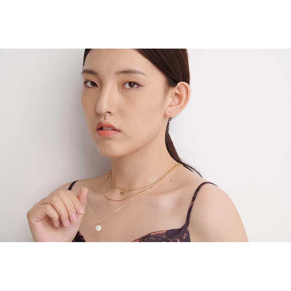 Collar dorado de tres capas con colgantes · Luna