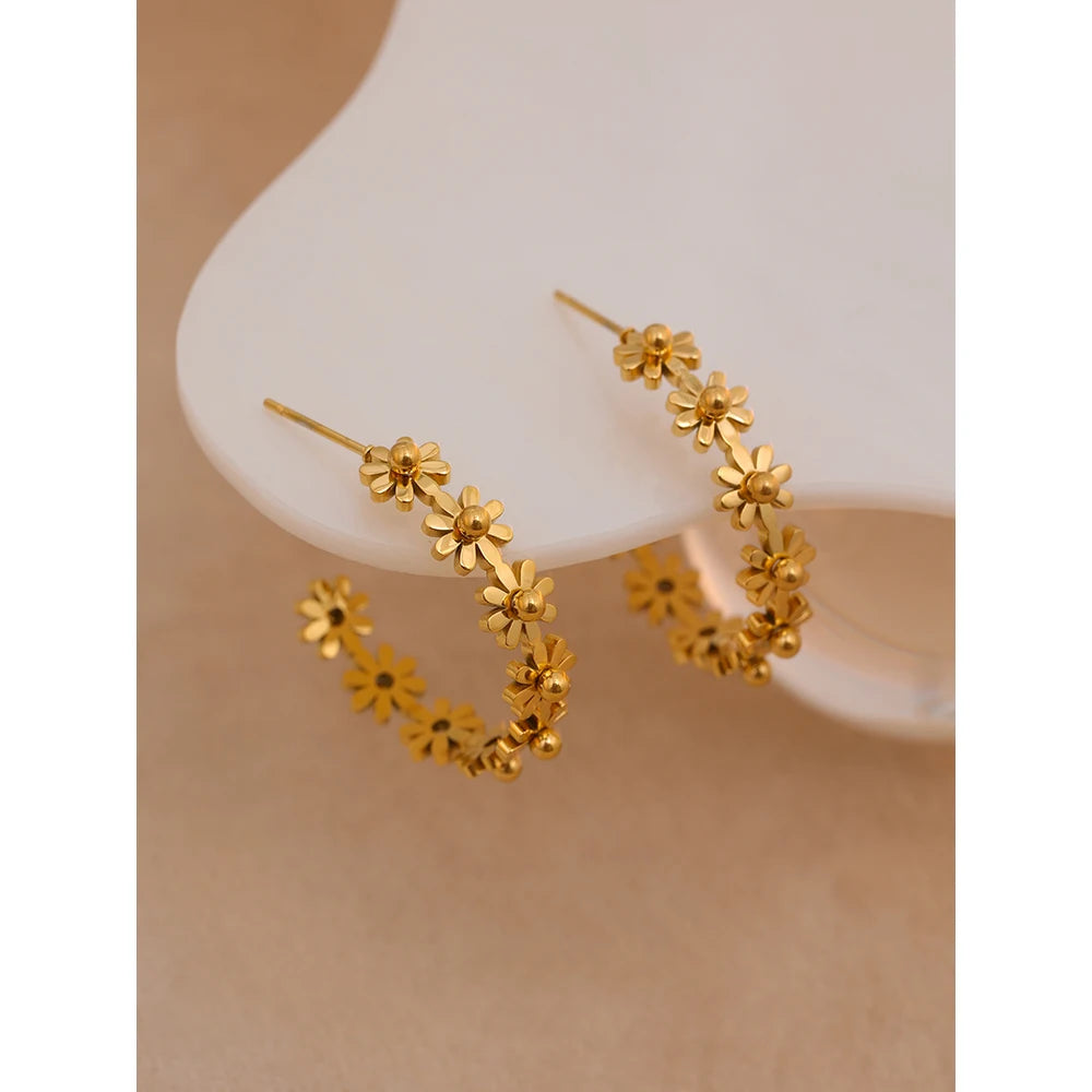 PENDIENTES ARO FLORES DORADAS DISEÑO BOHO ,LIGERAS Y COMODAS DE UN ESTILO ROMANTICO.