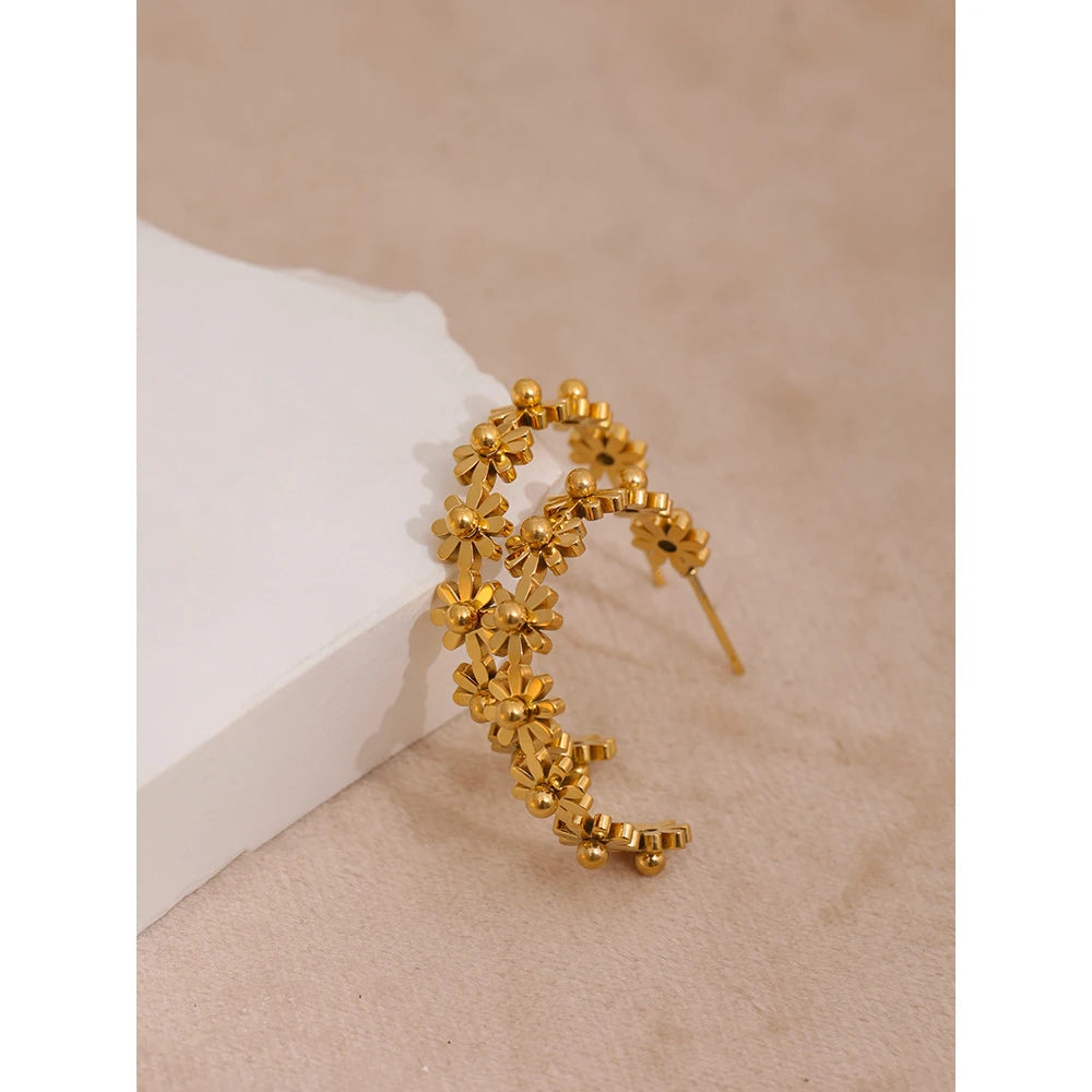 PENDIENTES ARO FLORES DORADAS DISEÑO BOHO ,LIGERAS Y COMODAS DE UN ESTILO ROMANTICO.