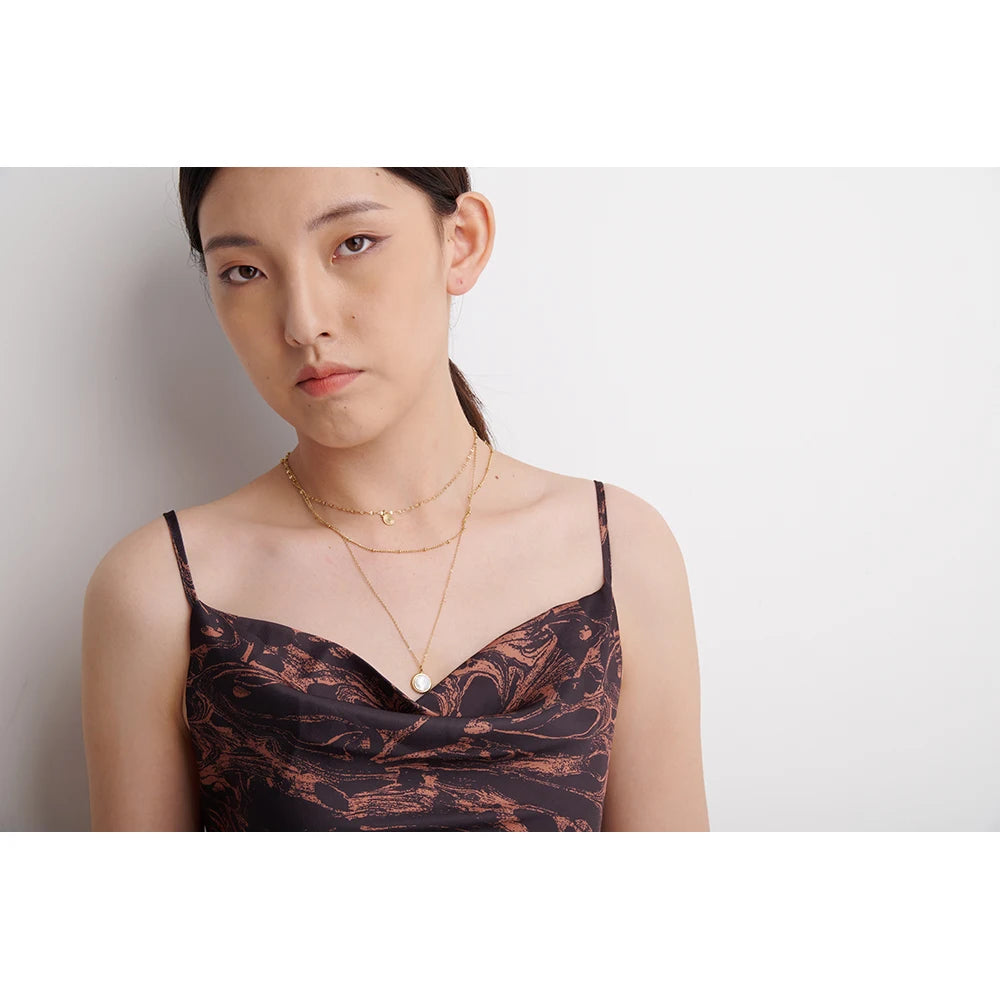 Collar dorado de tres capas con colgantes · Luna
