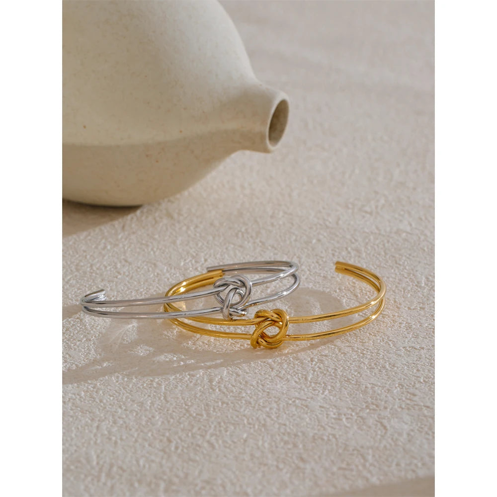 PULSERA RIGIDA CON NUDO DORADO