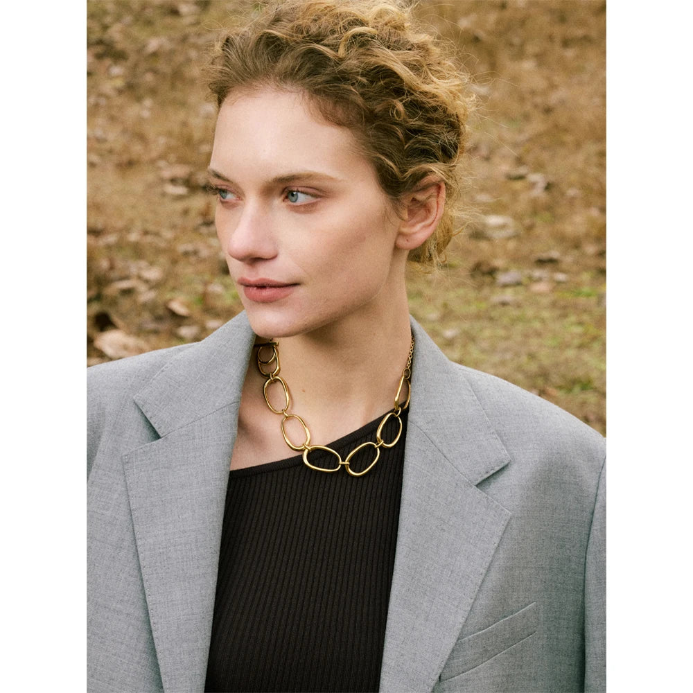 Collar dorado de eslabones orgánicos · Aria