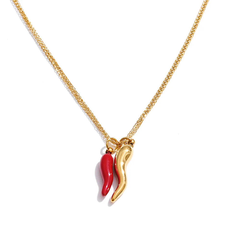 Collar con colgante de guindilla roja esmaltada