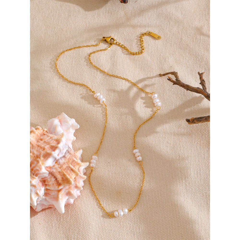 Collar de perlas naturales de agua dulce con cadena dorada