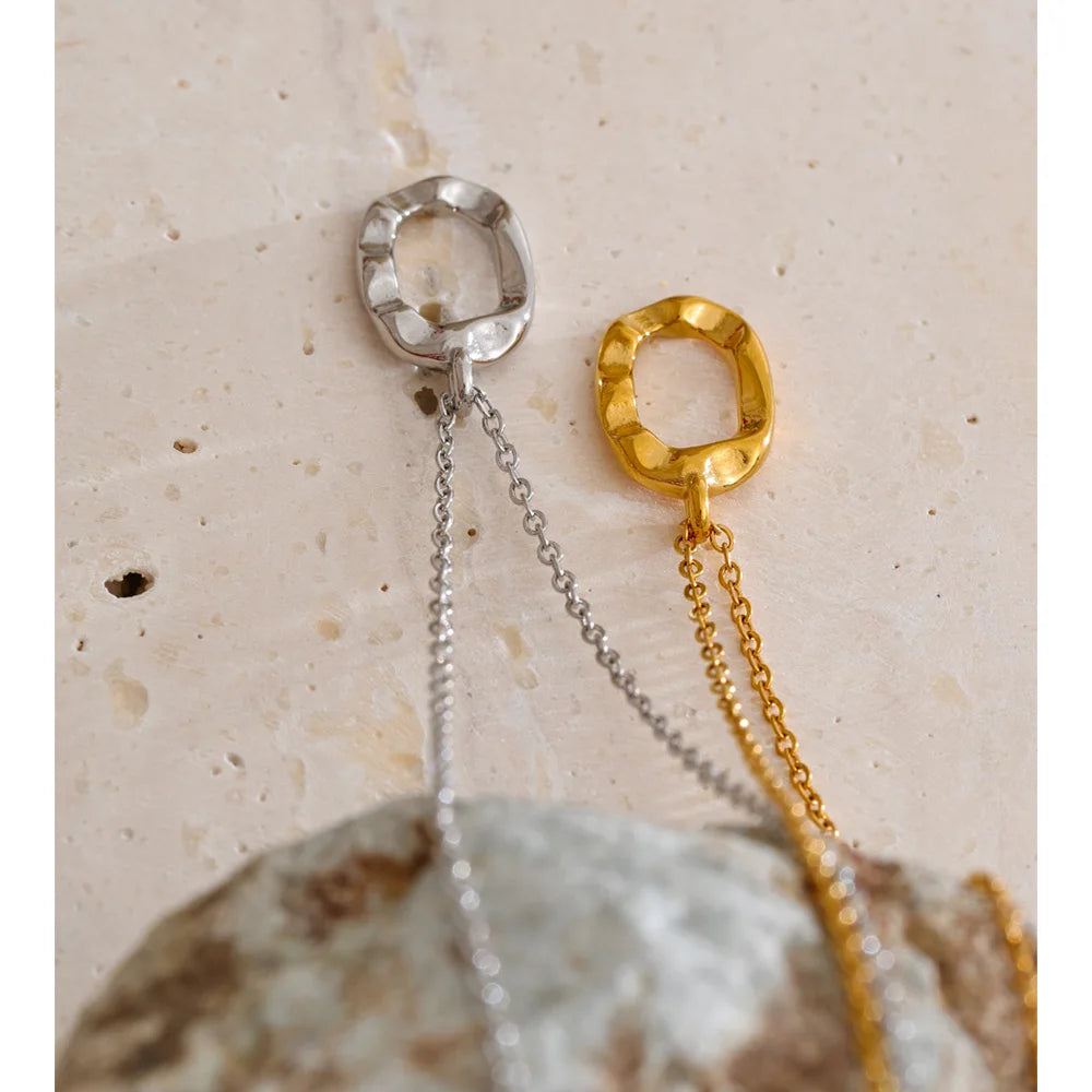 Collar con colgante ovalado hueco en acero inoxidable