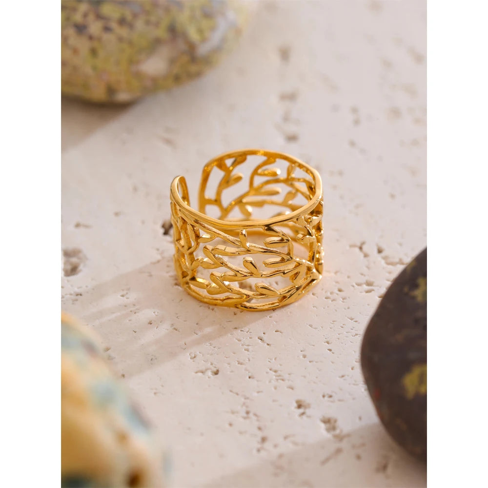 Anillo abierto dorado con diseño de hoja