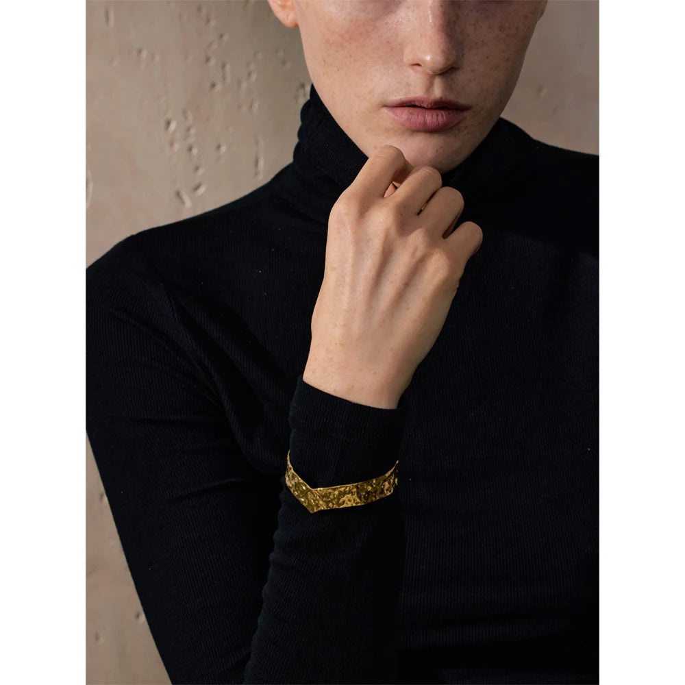 Brazalete abierto dorado con textura martillada