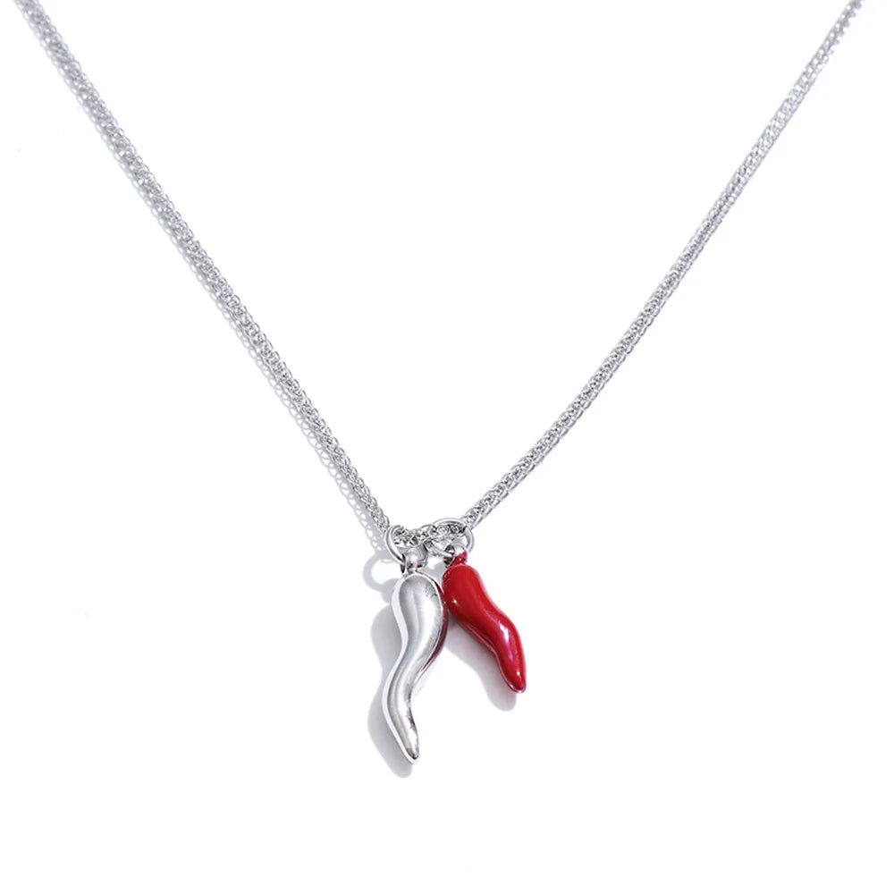 Collar con colgante de guindilla roja esmaltada