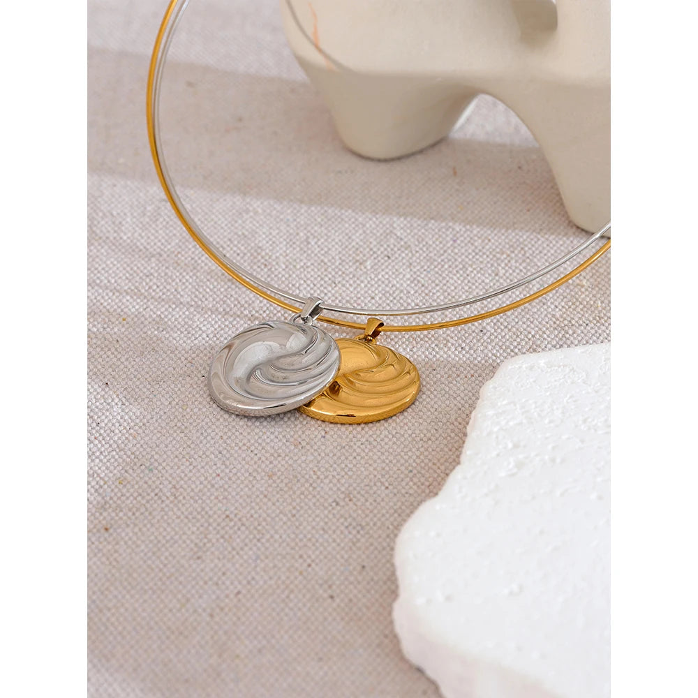 COLLAR GARGANTILLA DORADO RIGIDA CON MEDALLON EN ESPIRAL