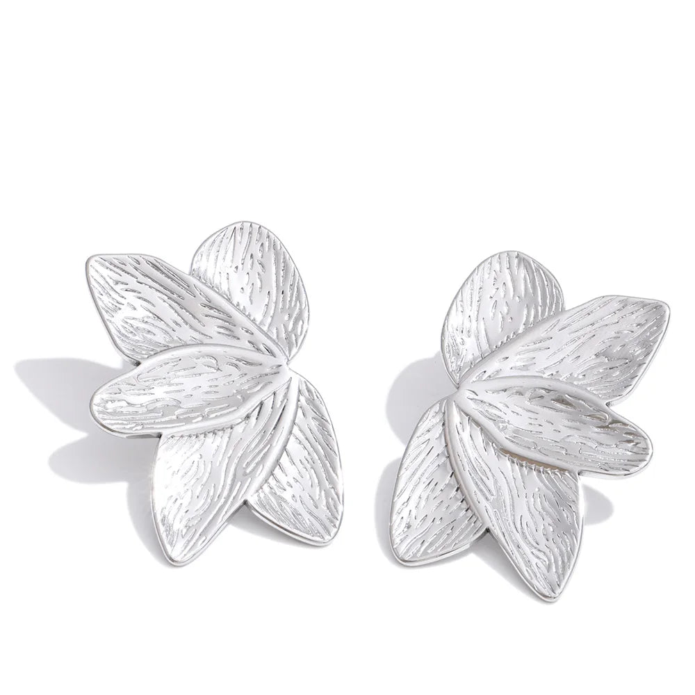 PENDIENTES FLOR DORADA TEXTURA ORGANICA DE ACERO BAÑADO EN ORO 18K