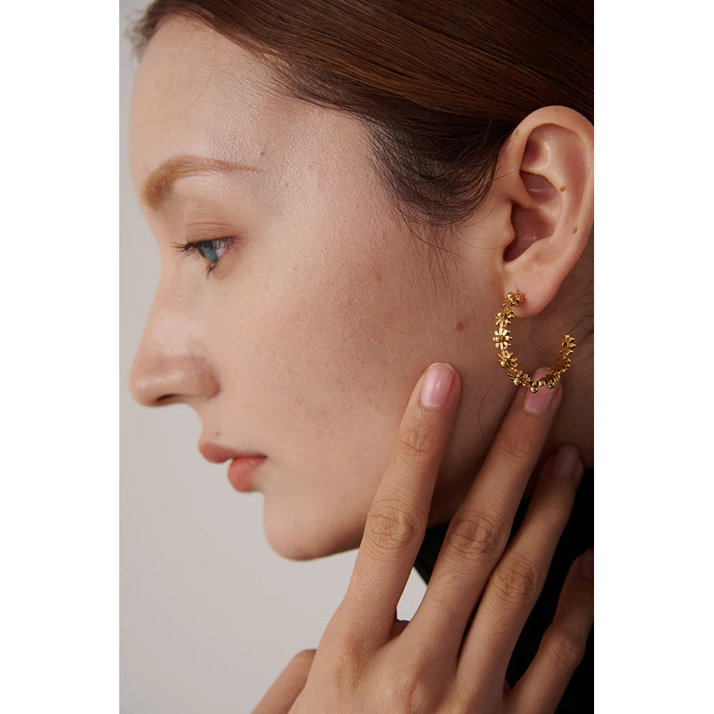 PENDIENTES ARO FLORES DORADAS DISEÑO BOHO ,LIGERAS Y COMODAS DE UN ESTILO ROMANTICO.