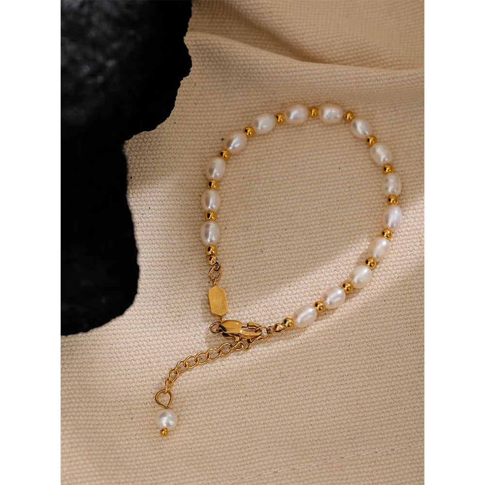 PULSERA DE PERLAS NATURALES CON CUENTAS DORADAS