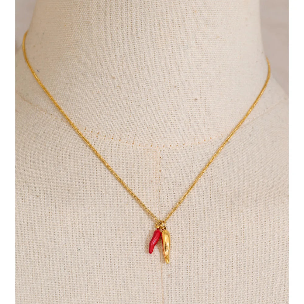 Collar con colgante de guindilla roja esmaltada