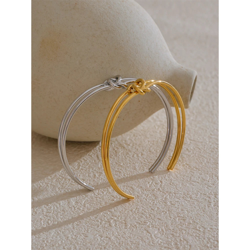 PULSERA RIGIDA CON NUDO DORADO