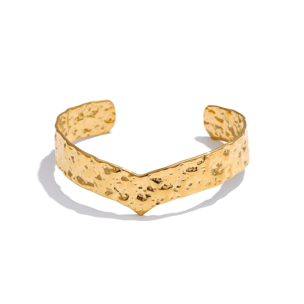 Brazalete abierto dorado con textura martillada