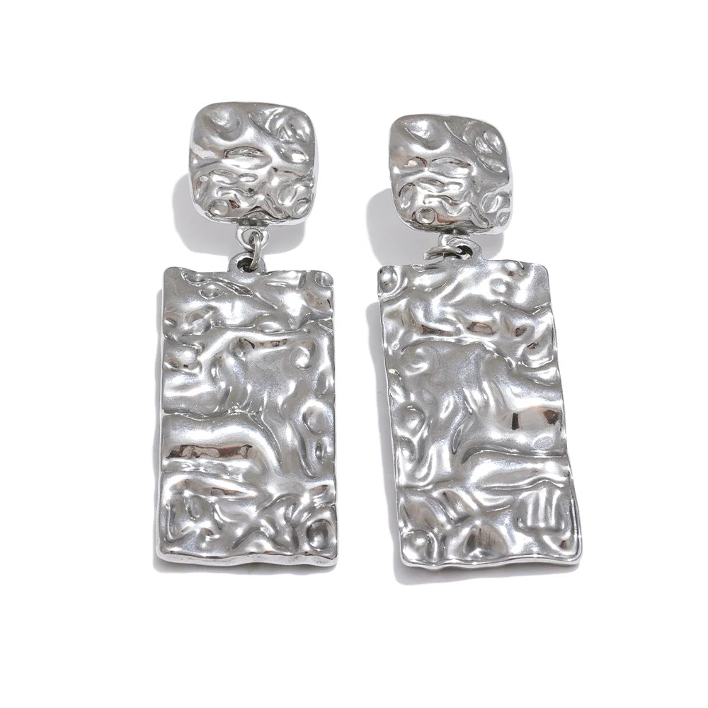 Pendientes rectangulares dorados martillados · Aurea