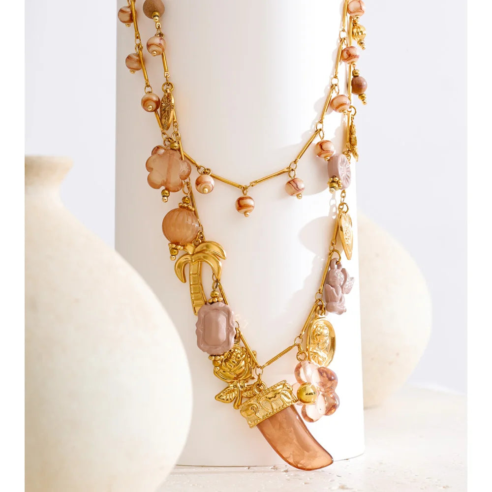 Collar de doble capa con cuentas de resina y dijes