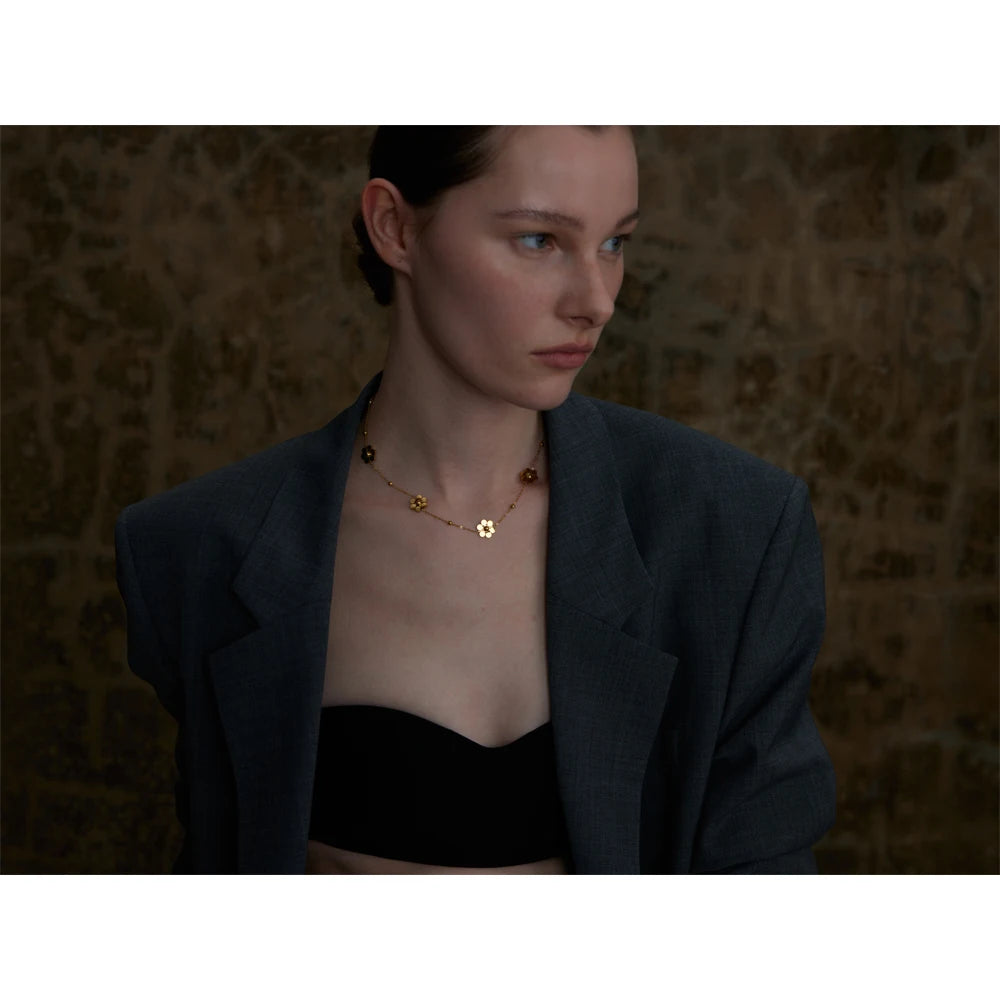 COLLAR DORADO CON FLORES