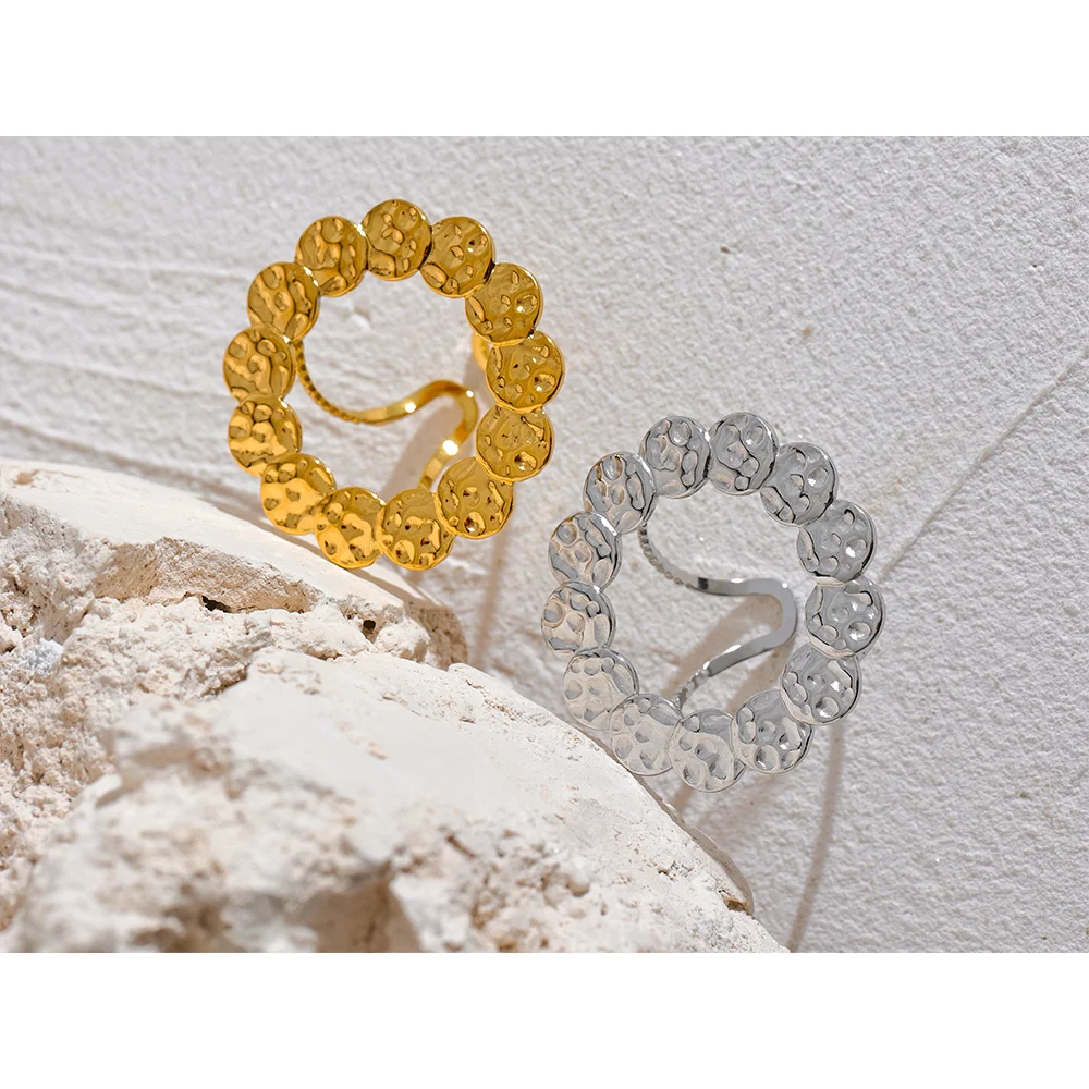 Anillo dorado circular con textura martillada · Sole