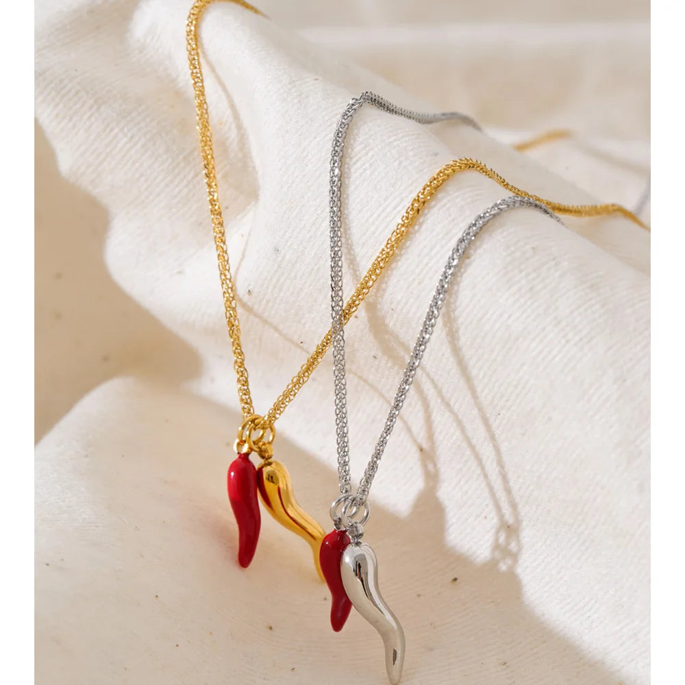 Collar con colgante de guindilla roja esmaltada