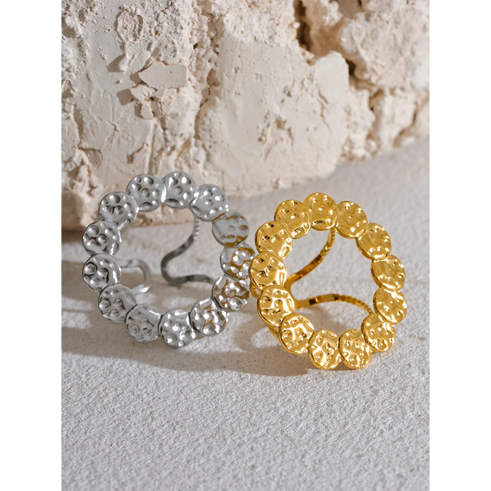 Anillo dorado circular con textura martillada · Sole