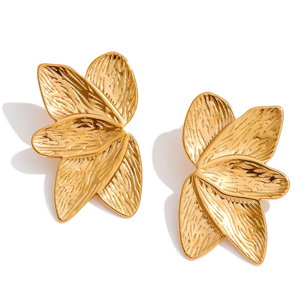 PENDIENTES FLOR DORADA TEXTURA ORGANICA DE ACERO BAÑADO EN ORO 18K