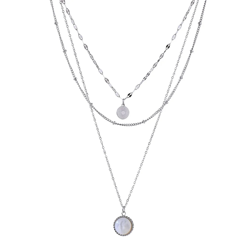 Collar dorado de tres capas con colgantes · Luna