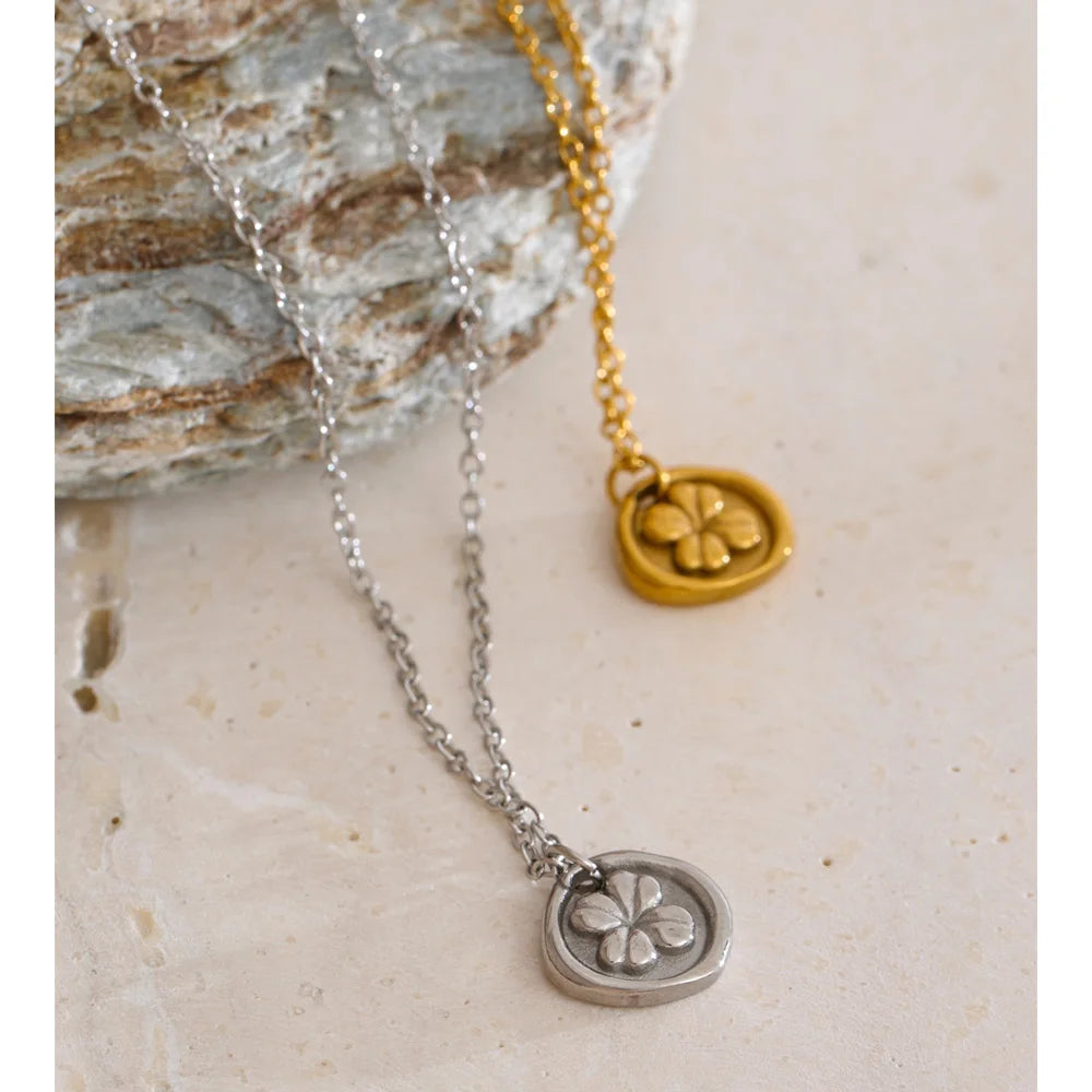 Collar con colgante de flor en acero inoxidable
