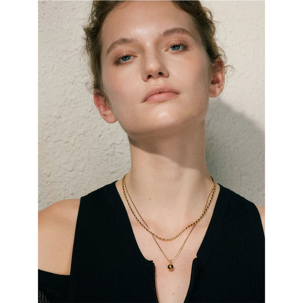 COLLAR DOBLE CAPA DORADO CON UN DIJE CIRCULAR