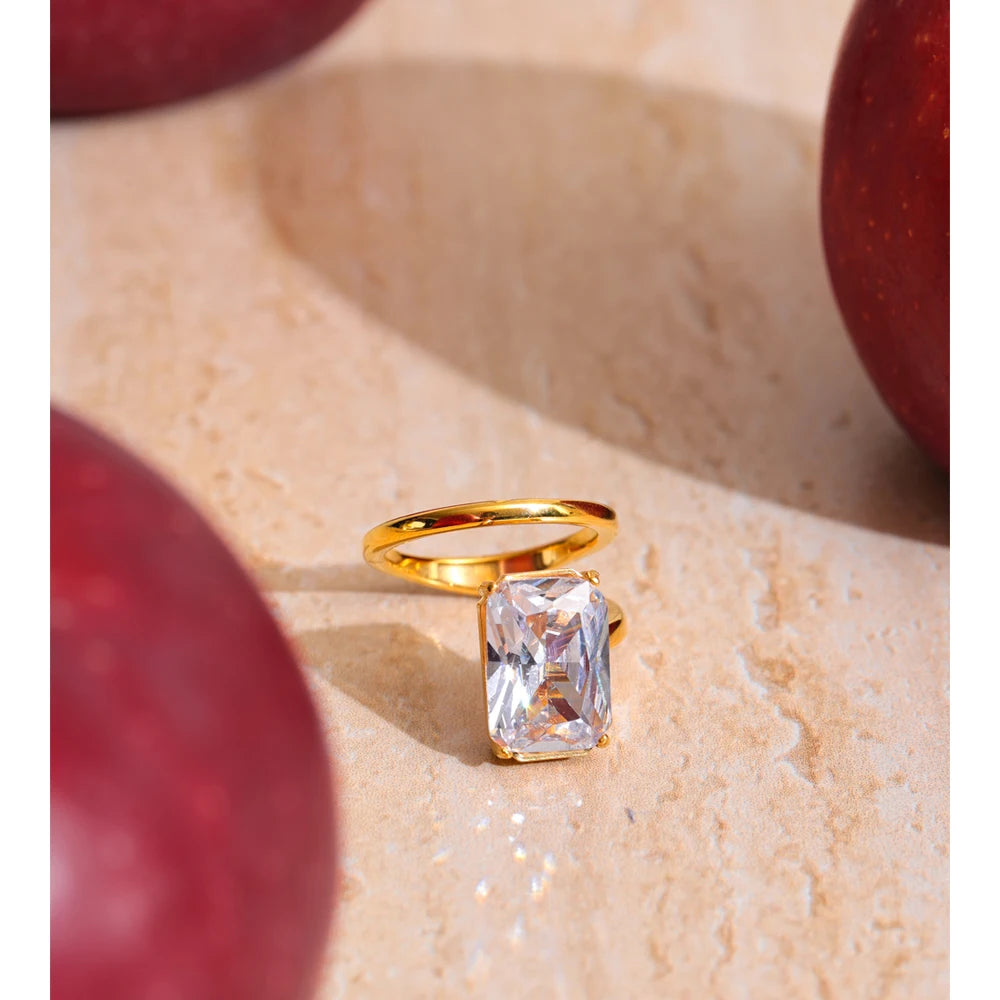 ANILLO DE LUJO SOLITARIO DORADO CON CIRCONITA EN FORMA DE ESMERALDA