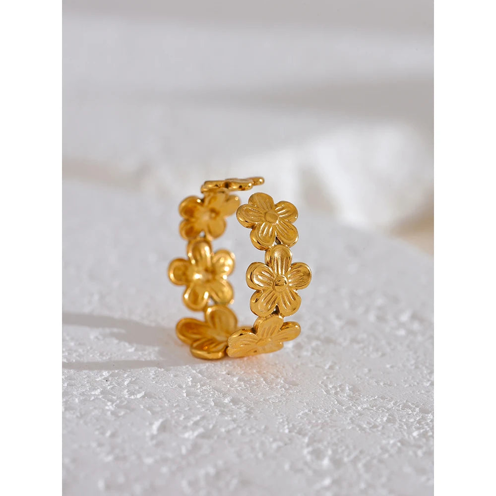 Anillo abierto ajustable con diseño floral en acero inoxidable