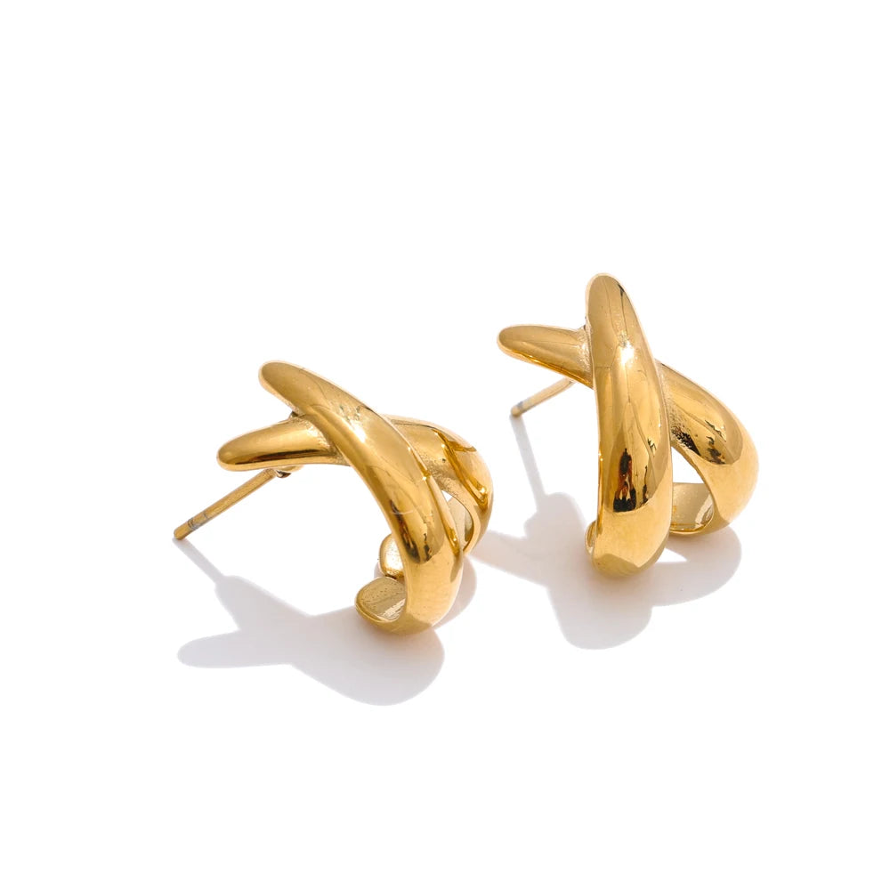 PENDIENTES DORADO DE DISEÑO ANUDADO CON  TEXTURA