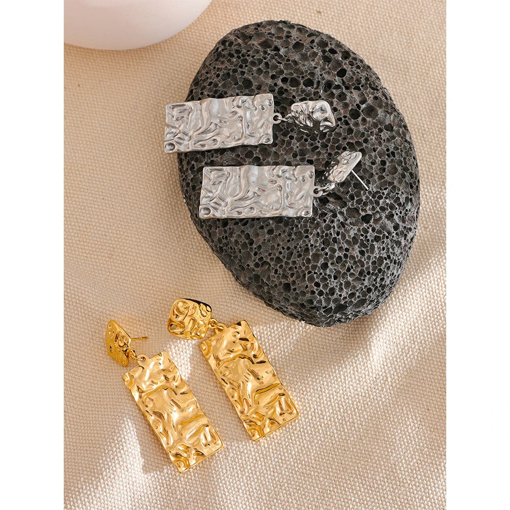 Pendientes rectangulares dorados martillados · Aurea