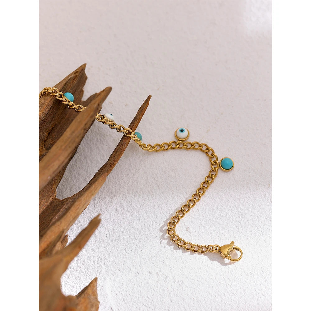 Pulsera dorada con dijes y detalles de resina