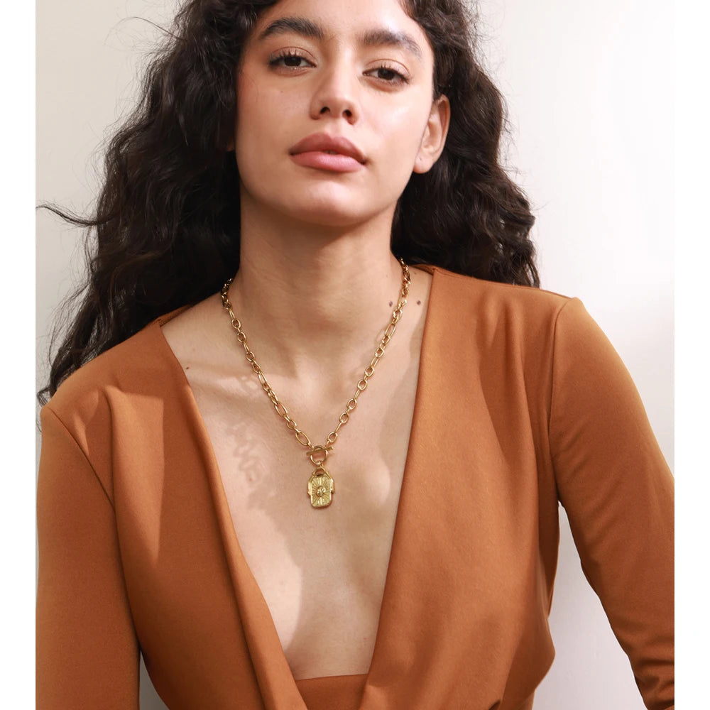 Collar dorado con colgante rectangular reversible de sol y luna