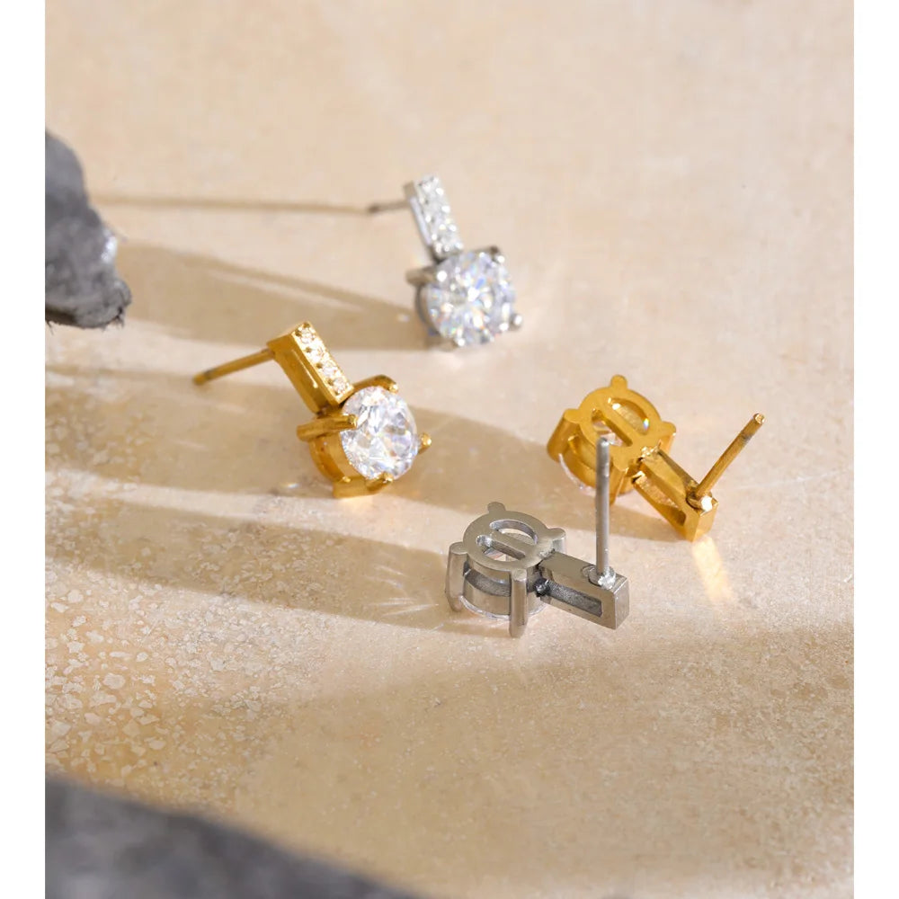 PENDIENTES SOLITARIO CIRCONITA DORADOS ,DISEÑO VERSATIL Y MINIMALISTA.HIPOALERGENICO.