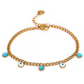 Pulsera dorada con dijes y detalles de resina