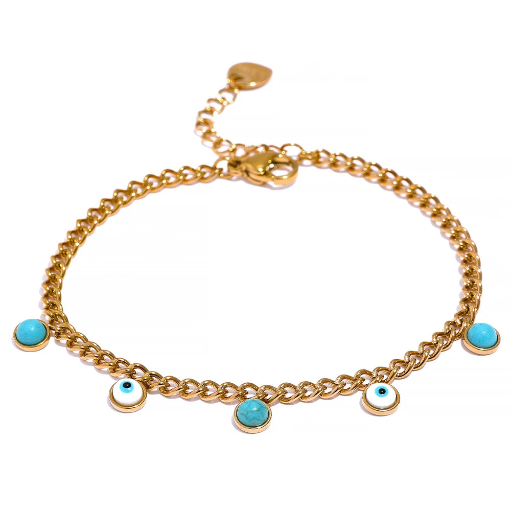 Pulsera dorada con dijes y detalles de resina
