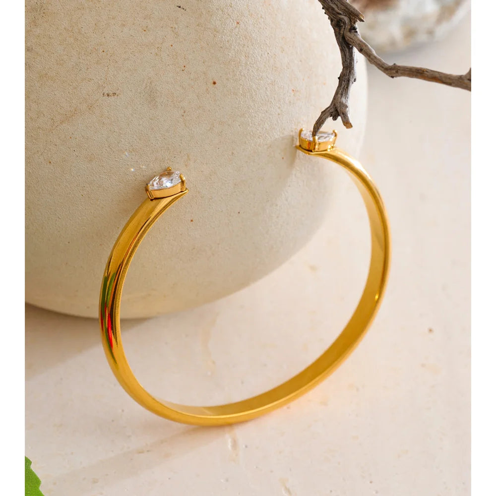 Brazalete abierto dorado con circonitas en acero inoxidable