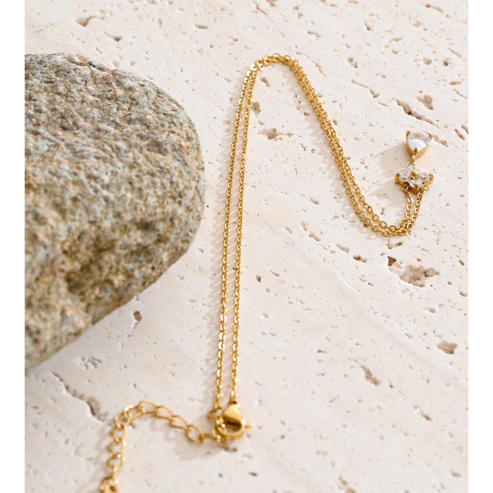 Collar con flor de circonitas en acero inoxidable