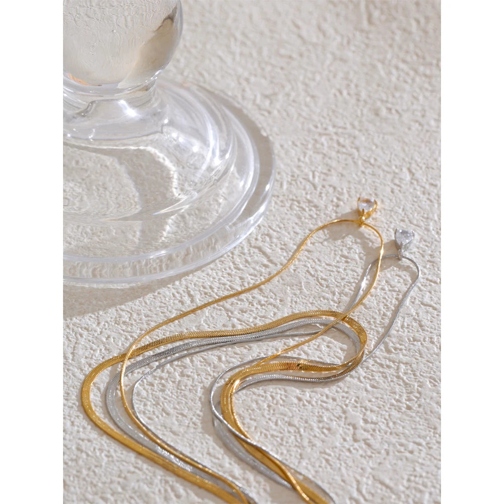 Collar de doble cadena con circonita en forma de gota
