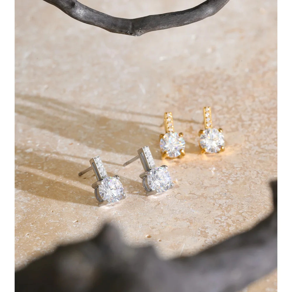PENDIENTES SOLITARIO CIRCONITA DORADOS ,DISEÑO VERSATIL Y MINIMALISTA.HIPOALERGENICO.