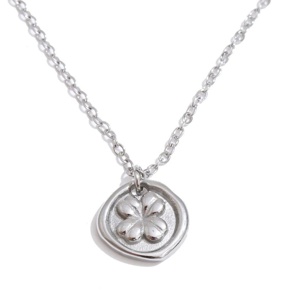 Collar con colgante de flor en acero inoxidable