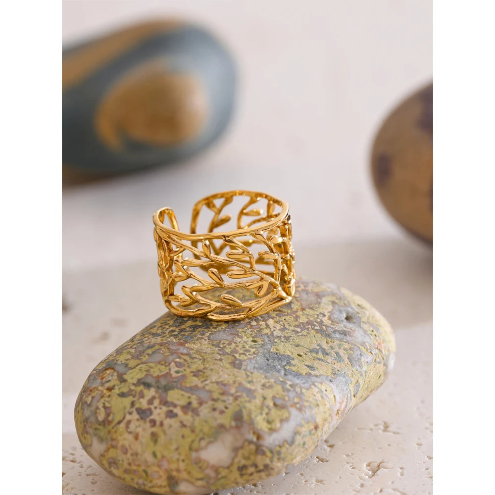 Anillo abierto dorado con diseño de hoja