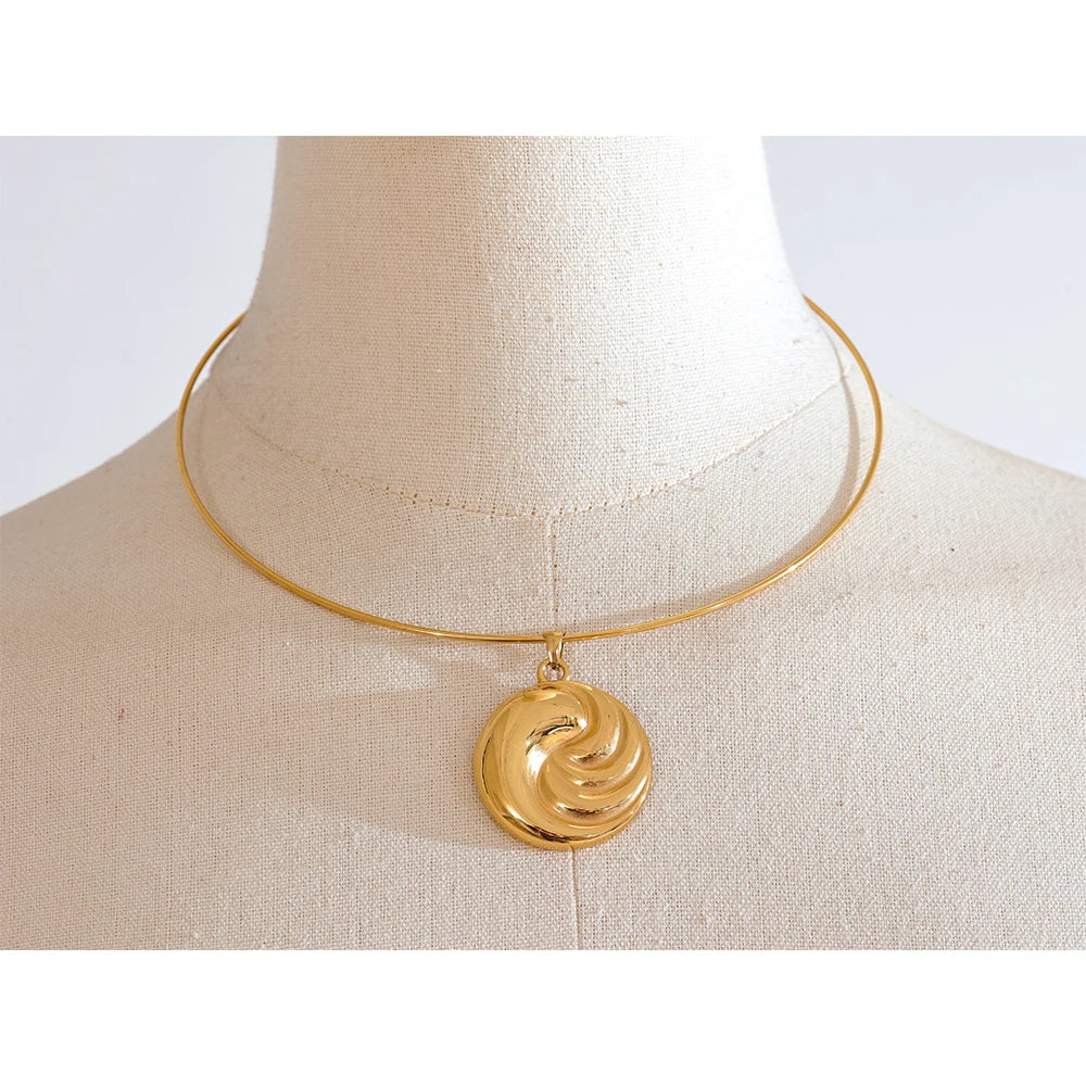 COLLAR GARGANTILLA DORADO RIGIDA CON MEDALLON EN ESPIRAL