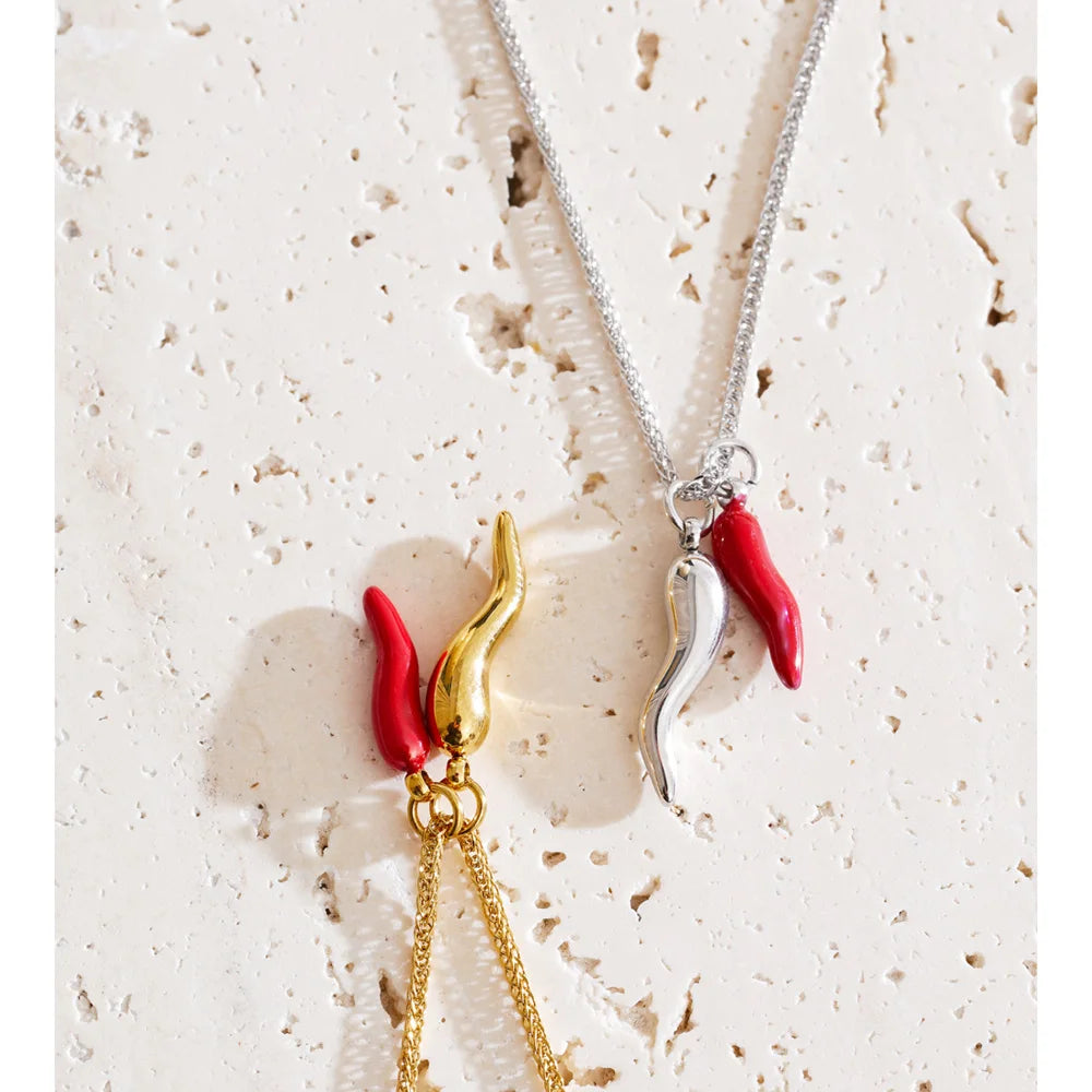 Collar con colgante de guindilla roja esmaltada