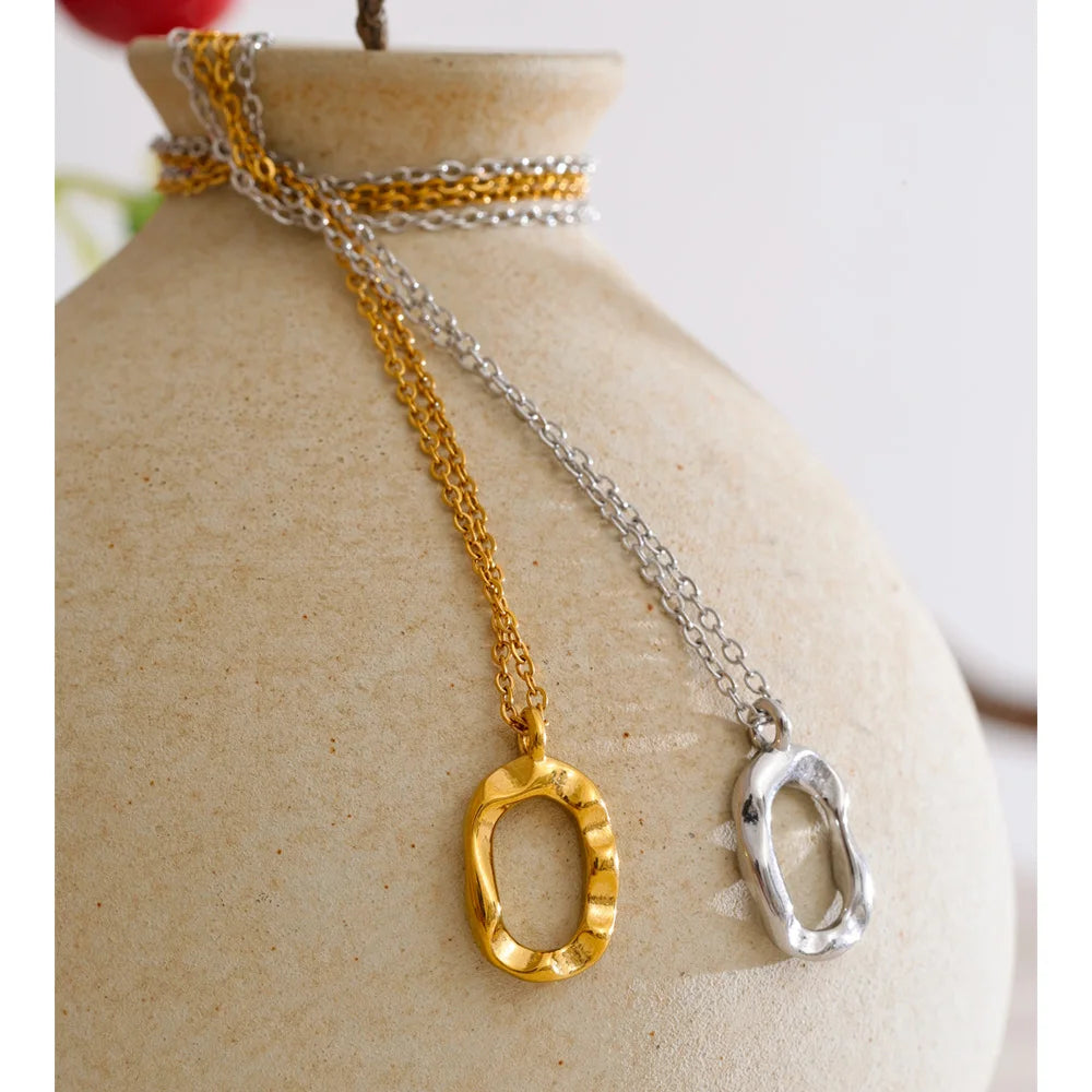 Collar con colgante ovalado hueco en acero inoxidable